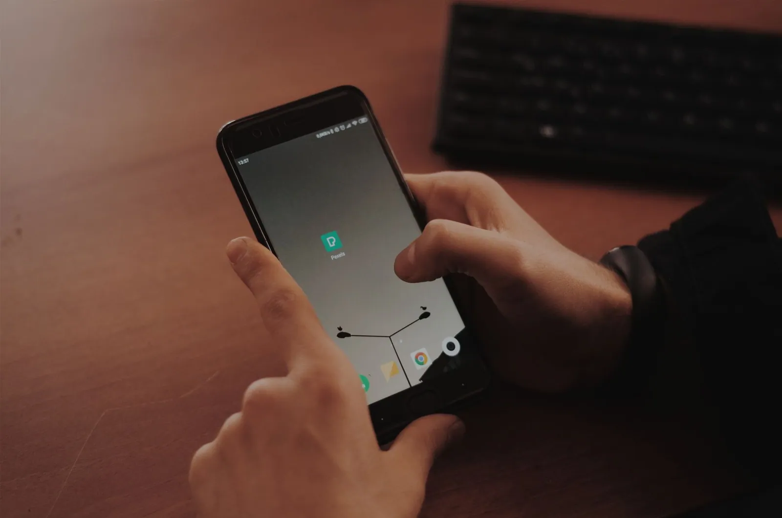 A coaching client using an app on their phone